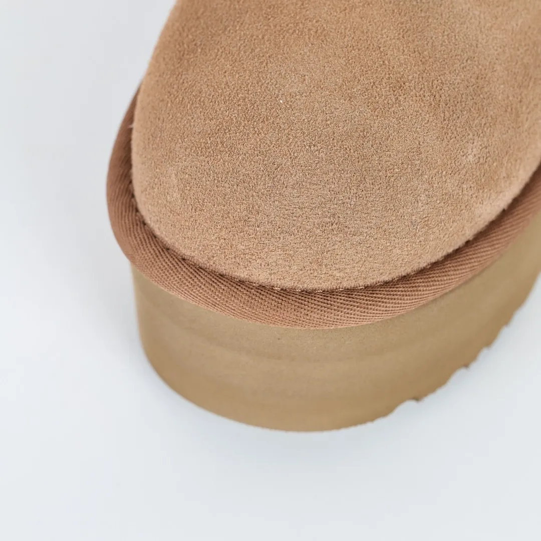Pick up locally 💰560 Core recommended good price In the new year, uug launched a series of styles, which are partially geared towards the preferences of young consumers and have also moved to the forefront of fashion trends. Shoe body material: water-repellent coated suede upper, 17mm UGGPURE™ implantable wool insole, lightweight non-slip and comfortable rubber outsole, with brand LOGO and trademark, with full packaging Size: 35 36 37 38 39 40